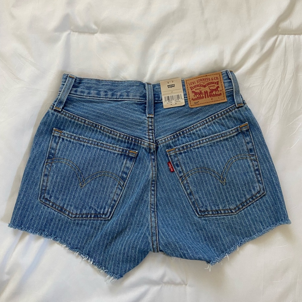 Levi’s 501 Jean Shorts - Picture 2 of 5